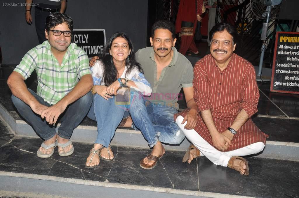 Lubna Salim, Atul Kulkarni, Yashpal Sharma at Kharashein play photo call in Prithvi on 18th July 2012