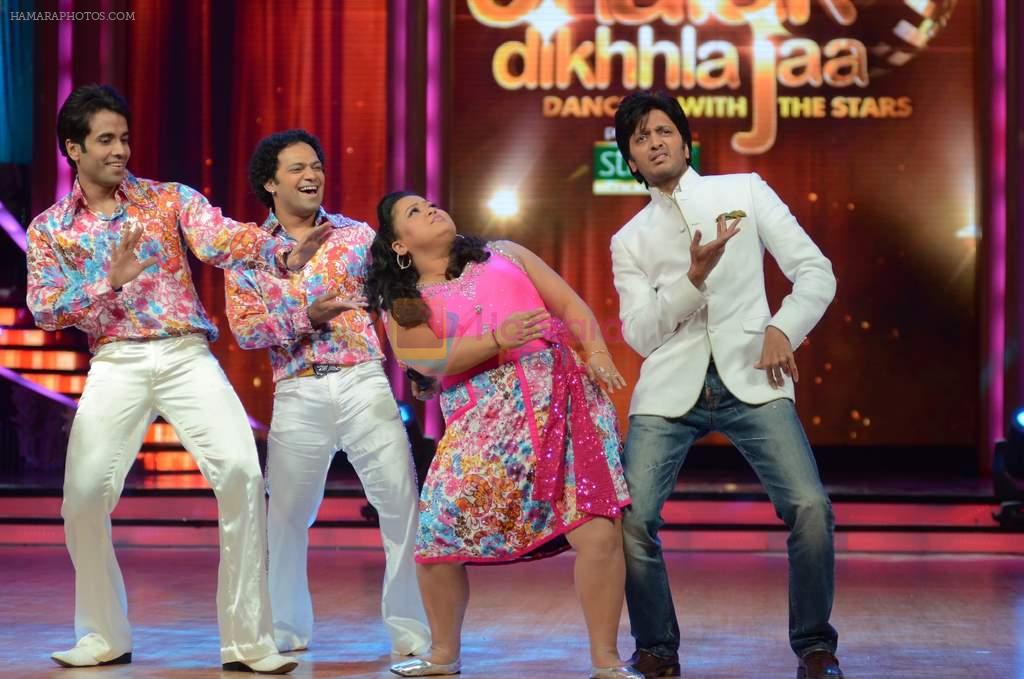 Tusshar Kapoor, Ritesh Deshmukh, Bharti Singh on the sets of Jhalak Dikhhla Jaa in Filmistan on 18th July 2012