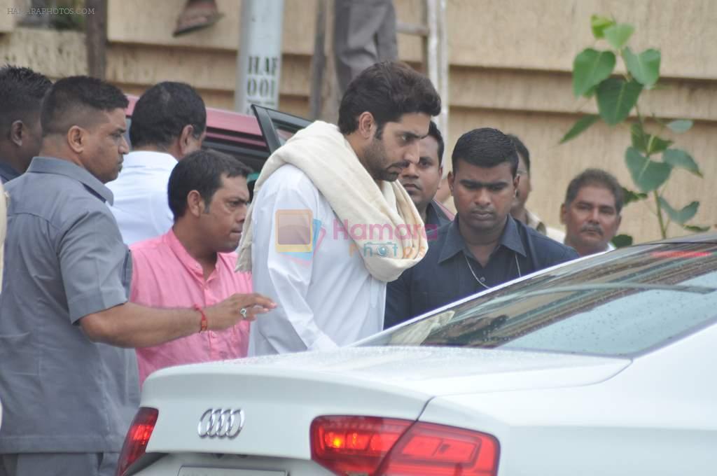 Abhishek Bachchan visit Rajesh Khanna's home Aashirwad in Mumbai on 18th July 2012
