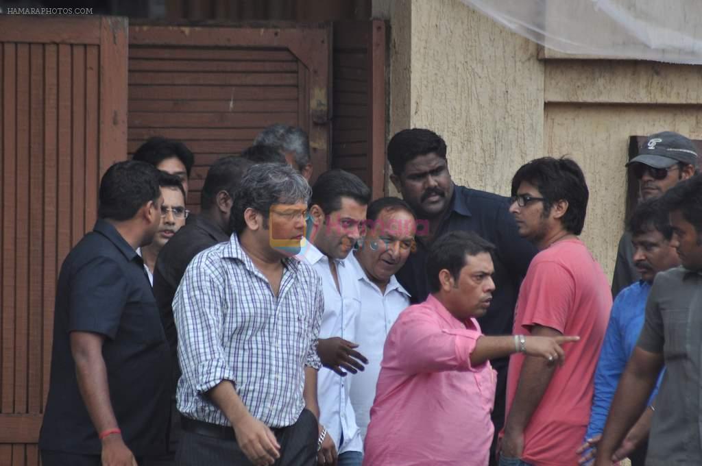 Salman Khan visit Rajesh Khanna's home Aashirwad in Mumbai on 18th July 2012