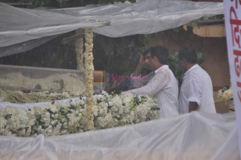 Akshay Kumar at Rajesh Khanna's Funeral in Mumbai on 19th July 2012