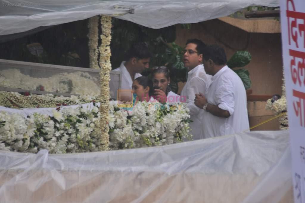Akshay Kumar, Dimple Kapadia, Rinki Khanna at Rajesh Khanna's Funeral in Mumbai on 19th July 2012