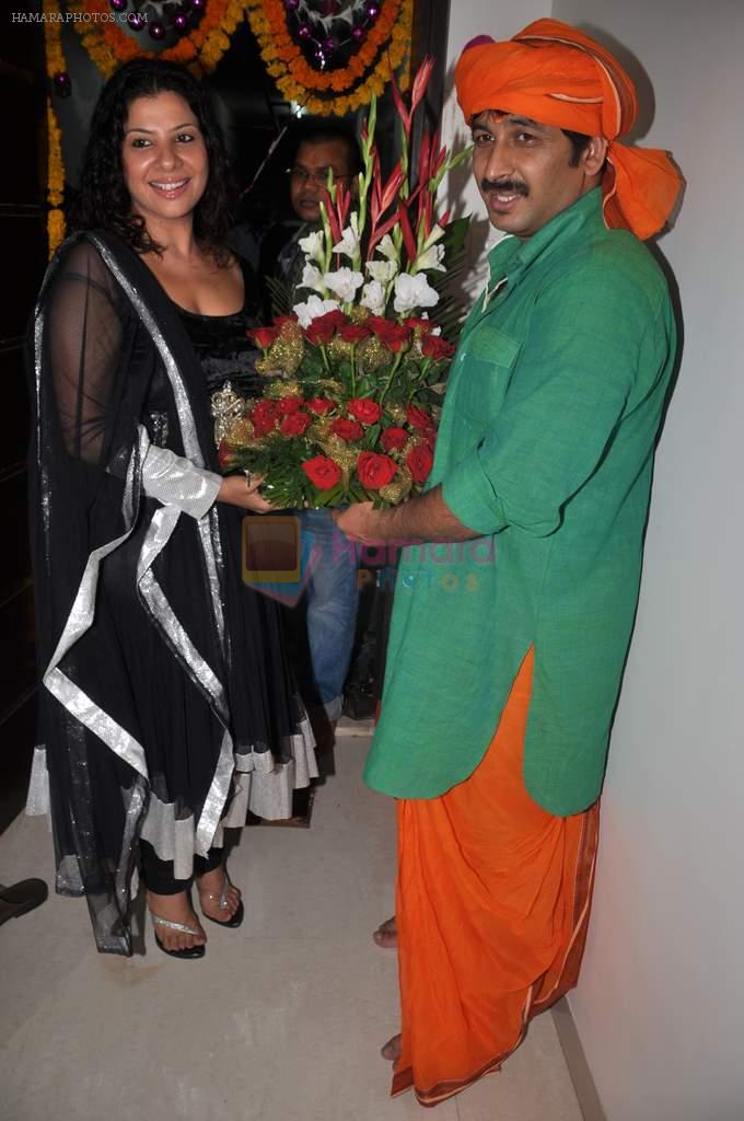 Sambhavna Seth,Manoj Tiwari at Manoj Tiwari's house warming party in Andheri, Mumbai on 23rd July 2012