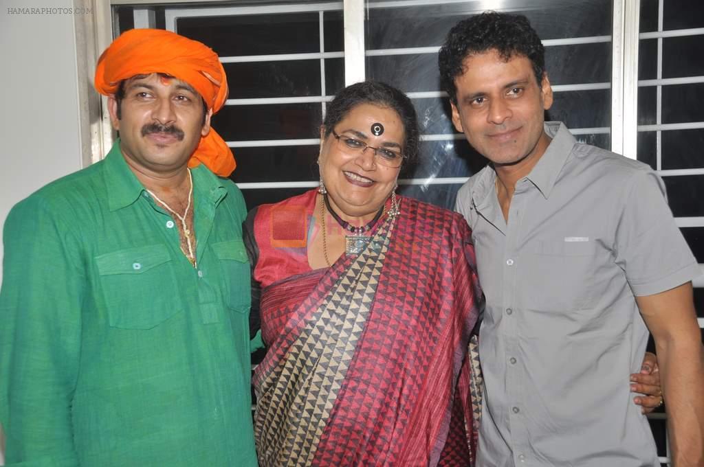 Manoj Bajpai, Usha Uthup, Manoj Tiwari at Manoj Tiwari's house warming party in Andheri, Mumbai on 23rd July 2012