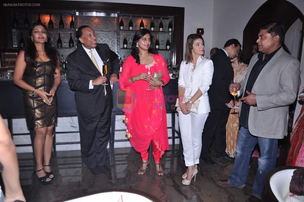 Raageshwari Loomba, Nisha Jamwal at Nisha Jamwal previews her Greece Collection Jewellery at Zoya in Taj Mahal palace and Hotel on 26th July 2012