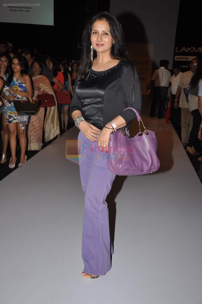 poonam Dhillon at Lakme Fashion Week Day 1 on 3rd Aug 2012_1