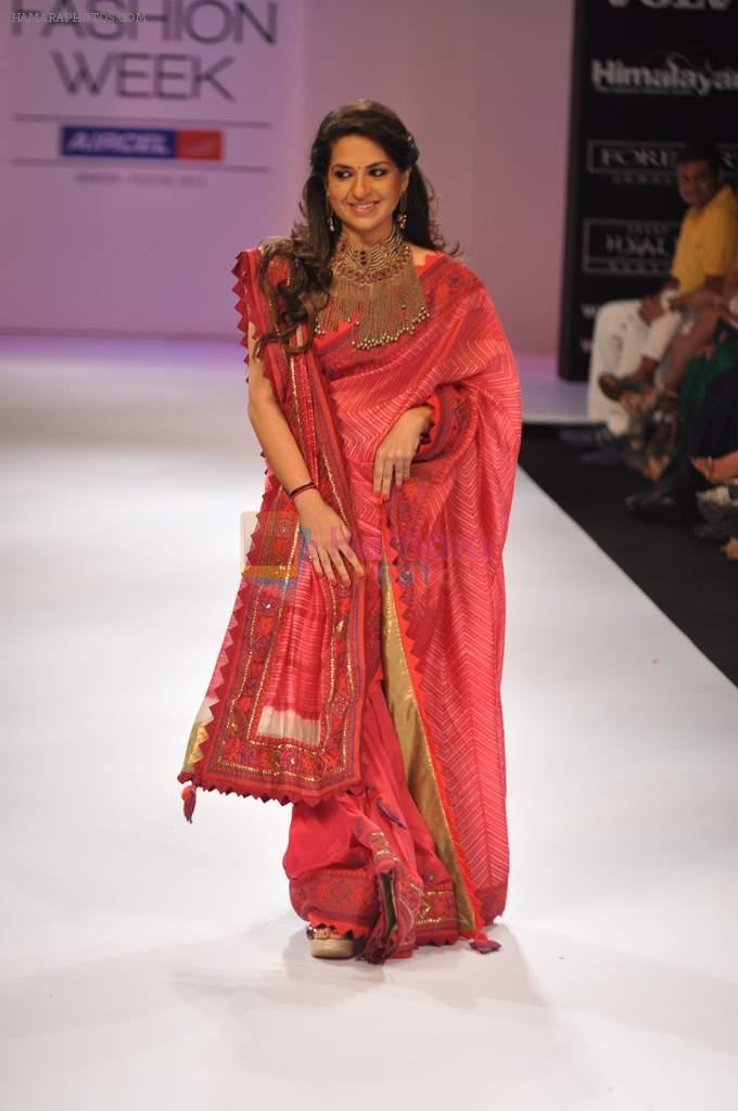 Shaina NC walk the ramp for Shruti Sancheti show at Lakme Fashion Week Day 3 on 5th Aug 2012