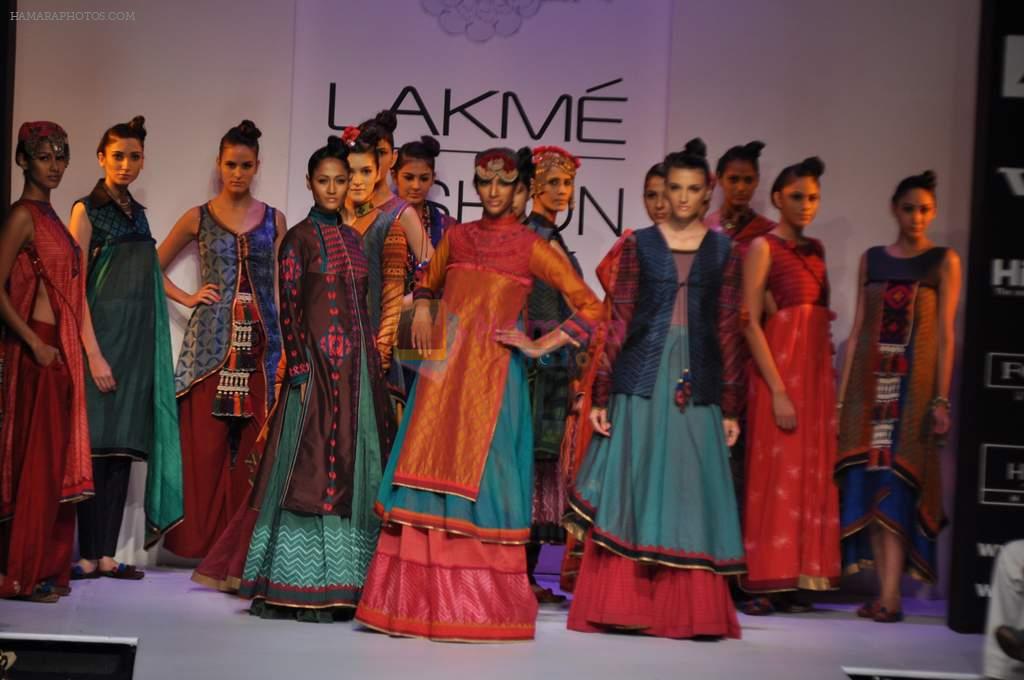 Model walk the ramp for Shruti Sancheti show at Lakme Fashion Week Day 3 on 5th Aug 2012