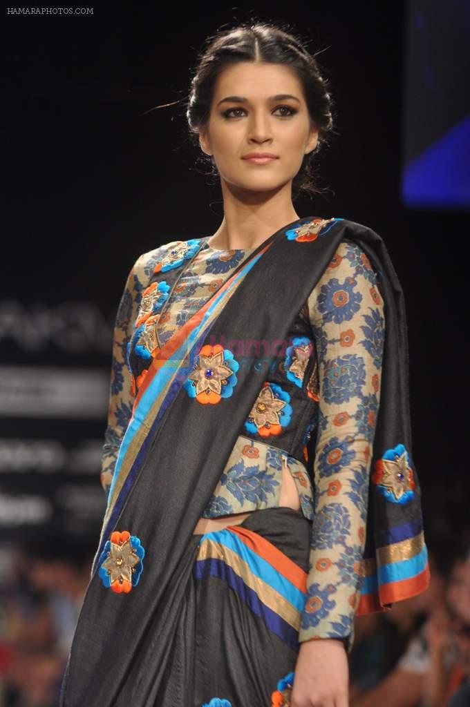Model walk the ramp for Debarun,Vaishali S show at Lakme Fashion Week Day 3 on 5th Aug 2012