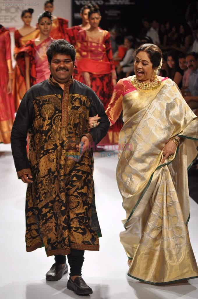 Kirron Kher walk the ramp for Gaurav show at Lakme Fashion Week Day 3 on 5th Aug 2012