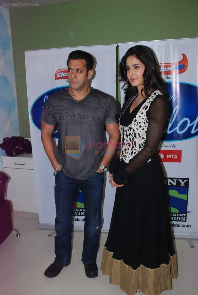 Salman Khan and Katrina Kaif on the sets of Indian Idol on 4th Aug 2012
