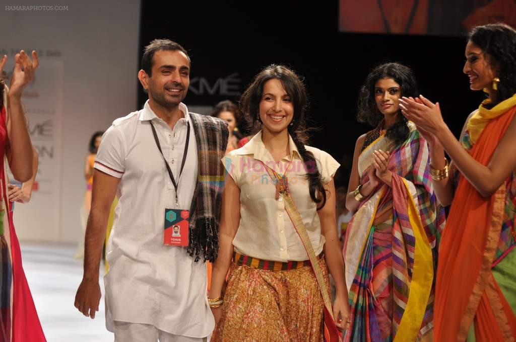 Model walk the ramp for Mayank and Shraddha Nigam show at Lakme Fashion Week Day 3 on 5th Aug 2012