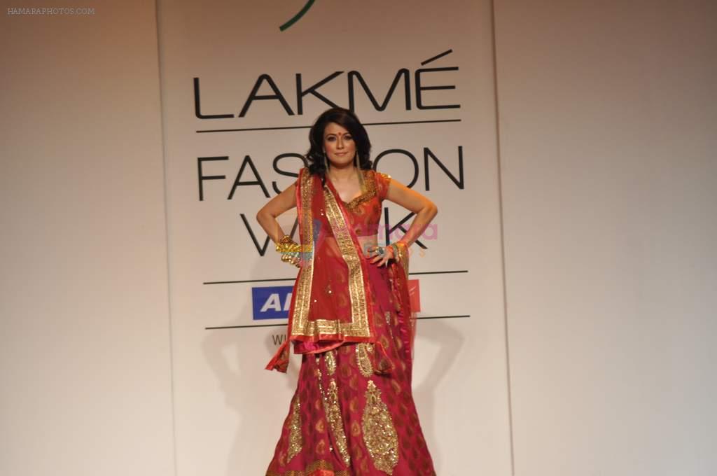 Mini Mathur walk the ramp for payal Kapoor show at Lakme Fashion Week Day 3 on 5th Aug 2012