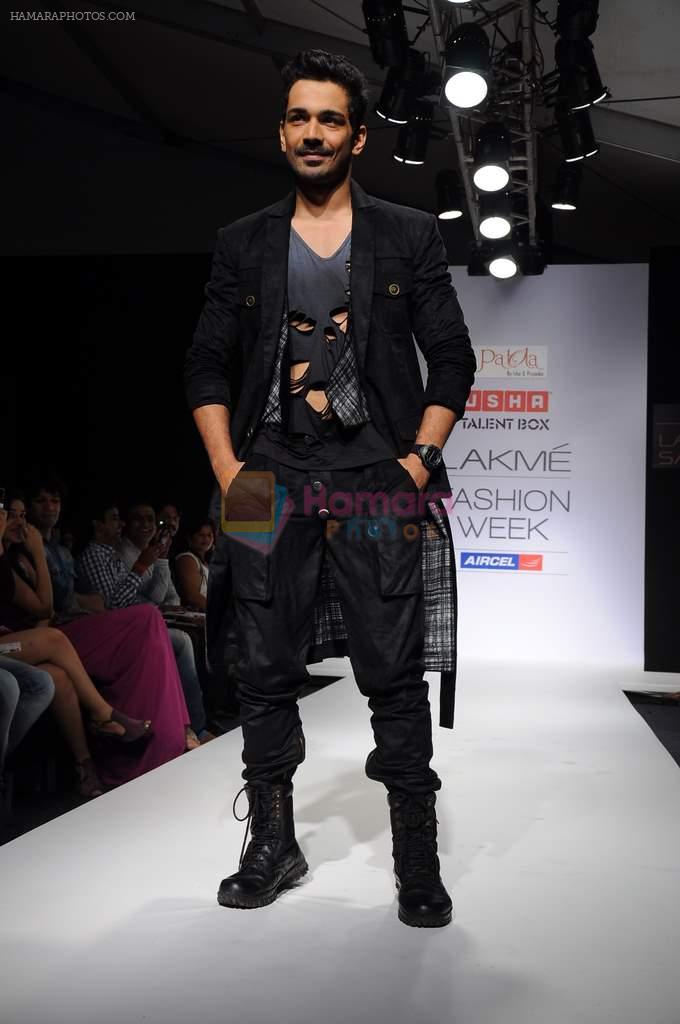 Model walk the ramp for talent box patola show at LFW 2012 Day 4 in Grand Hyatt on 6th Aug 2012