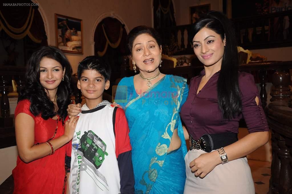Keerti Nagpure,Aruna Irani,Sonia Singh on the sets of Parichay - Nayee Zindagi Kay Sapno Ka in Mumbai on 9th Aug 2012
