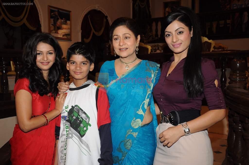Keerti Nagpure,Aruna Irani,Sonia Singh on the sets of Parichay - Nayee Zindagi Kay Sapno Ka in Mumbai on 9th Aug 2012