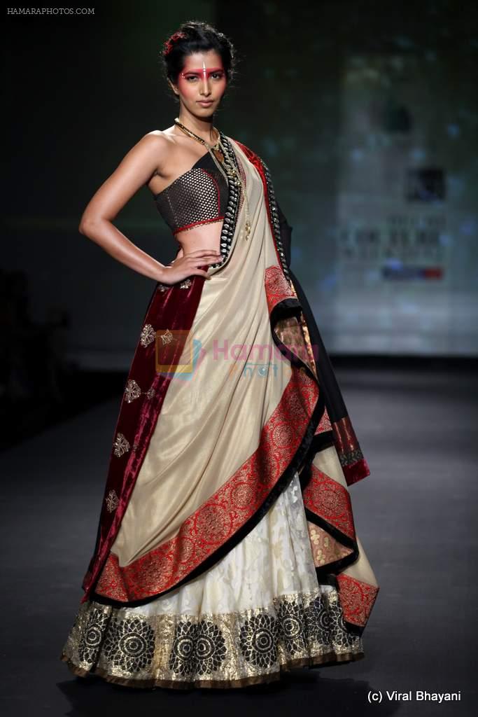 Model walk the ramp for Anju Modi show at PCJ Delhi Couture Week Day 3 on 10th Aug 2012