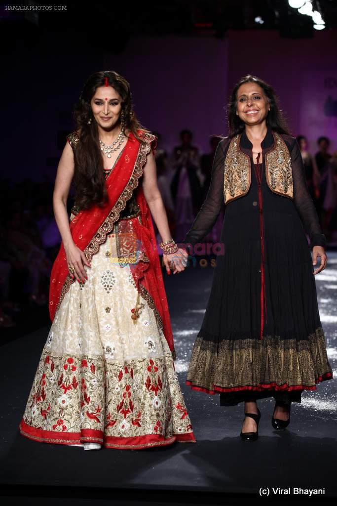 Madhuri Dixit walk the ramp for Anju Modi show at PCJ Delhi Couture Week Day 3 on 10th Aug 2012
