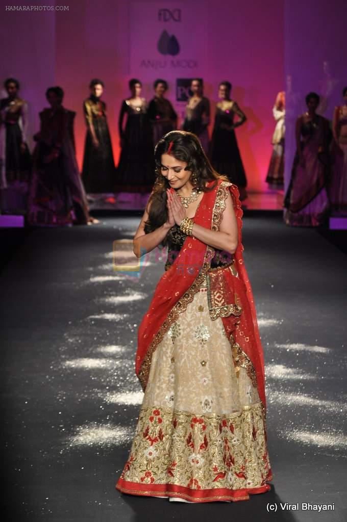 Madhuri Dixit walk the ramp for Anju Modi show at PCJ Delhi Couture Week Day 3 on 10th Aug 2012