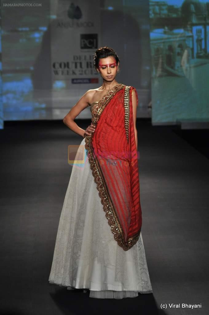 Model walk the ramp for Anju Modi show at PCJ Delhi Couture Week Day 3 on 10th Aug 2012 200