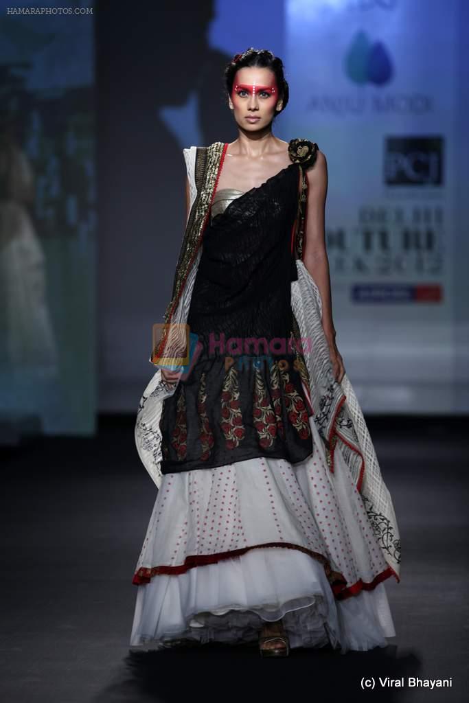 Model walk the ramp for Anju Modi show at PCJ Delhi Couture Week Day 3 on 10th Aug 2012