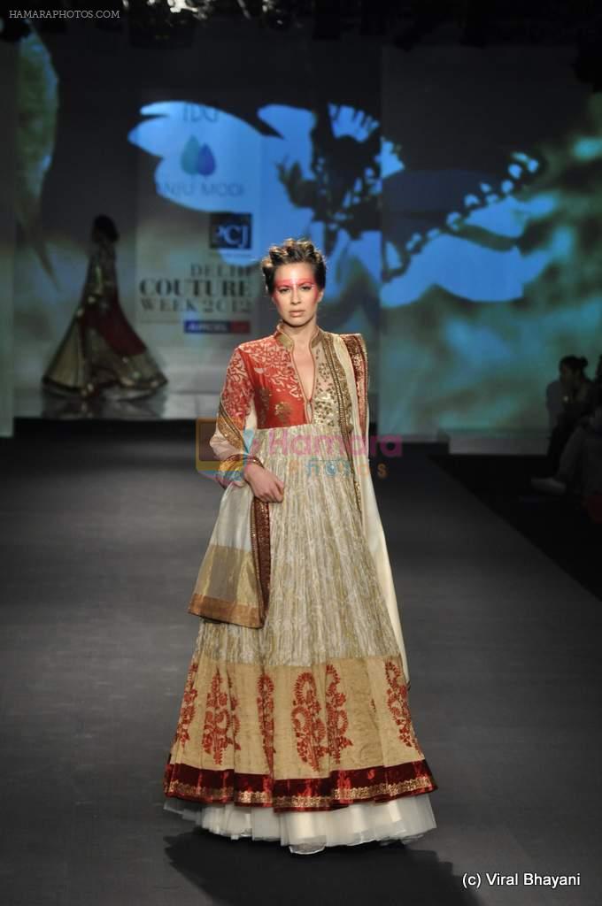 Model walk the ramp for Anju Modi show at PCJ Delhi Couture Week Day 3 on 10th Aug 2012 200