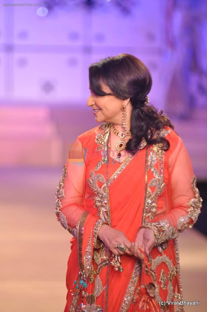 Sharmila Tagore walk the ramp for Ashima Leena show at PCJ Delhi Couture Week on 9th Aug 2012