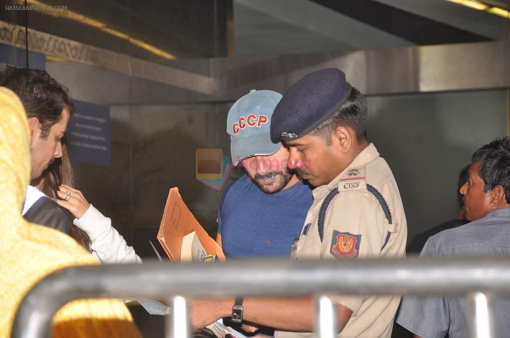 Saif Ali Khan snapped at the airport in Mumbai on 12th Aug 2012