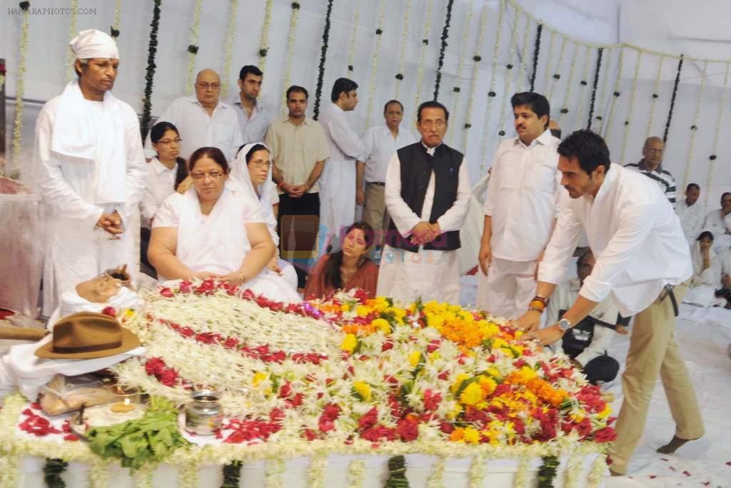 Arjun Rampal at Ashok Mehta's funeral in Mumbai on 17th Aug 2012