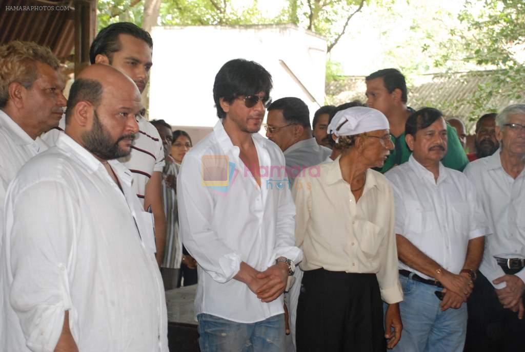 Shahrukh Khan at Ashok Mehta's funeral in Mumbai on 17th Aug 2012