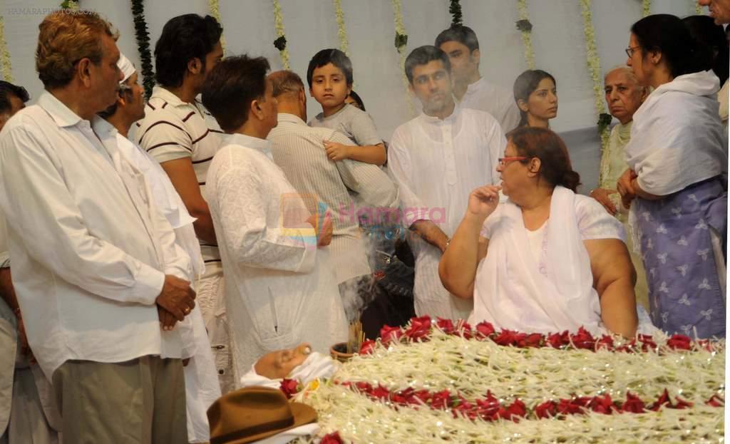 at Ashok Mehta's funeral in Mumbai on 17th Aug 2012