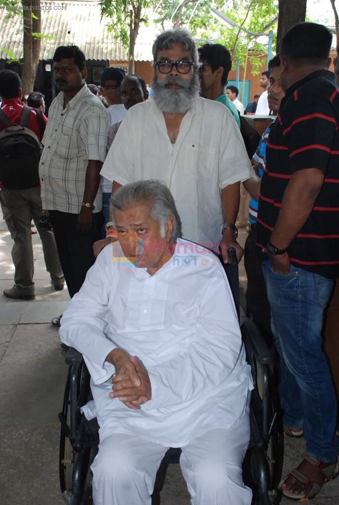 Shashi Kapoor at Ashok Mehta's funeral in Mumbai on 17th Aug 2012
