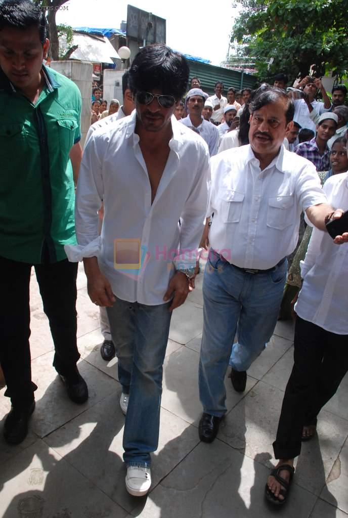 Shahrukh Khan at Ashok Mehta's funeral in Mumbai on 17th Aug 2012