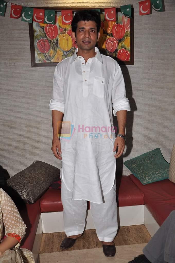 Vineet Singh with Cast of Gangs of Wasseypur 2 at Iftaar party in Bandra,Mumbai on 17th Aug 2012