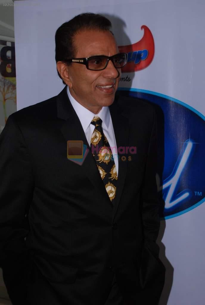 Dharmendra on location of Indian Idol in Filmcity,Mumbai on 18th Aug 2012