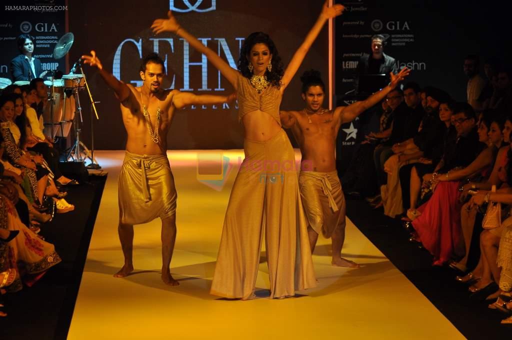 Model walks the ramp for Gehna Jewellers Show at IIJW Day 1 on 19th Aug 2012