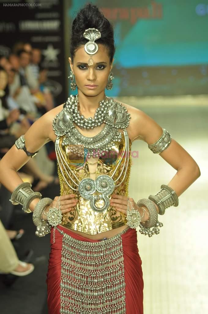 Model walks the ramp for Amrapali Jewels Pvt Ltd at IIJW Day 1 on 19th Aug 2012