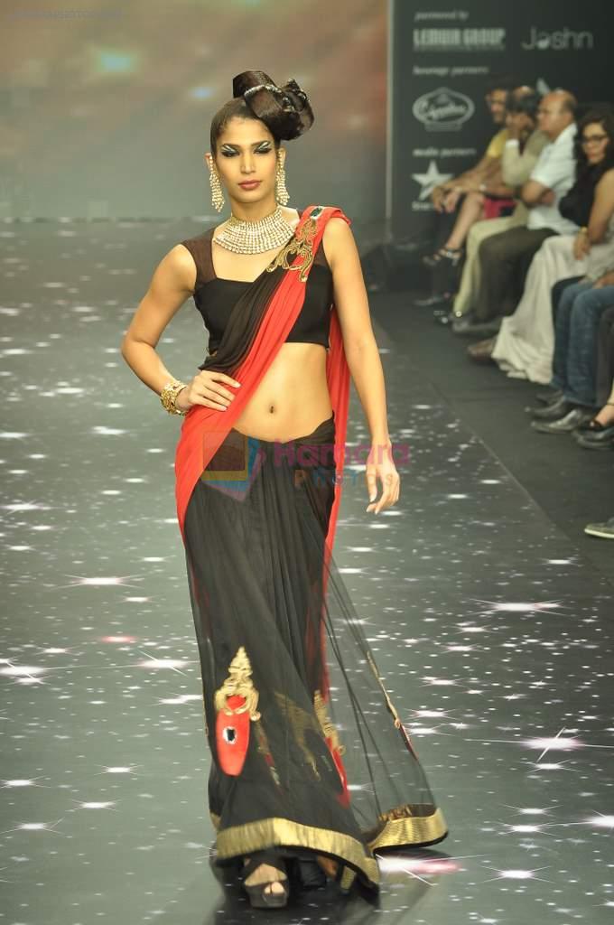 Model walks the ramp for Dwarkadas Chandumai Show at IIJW Day 1 on 19th Aug 2012