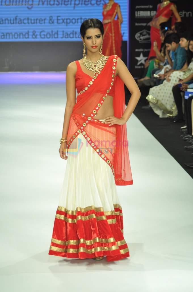 Model walks the ramp for Laxmi Jewellery Export vt Ltd Show at IIJW Day 1 on 19th Aug 2012