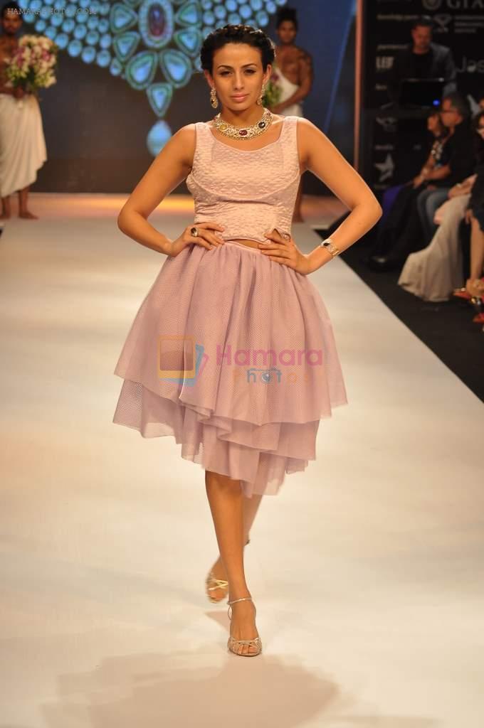 Model walks the ramp for Gehna Jewellers Show at IIJW Day 1 on 19th Aug 2012