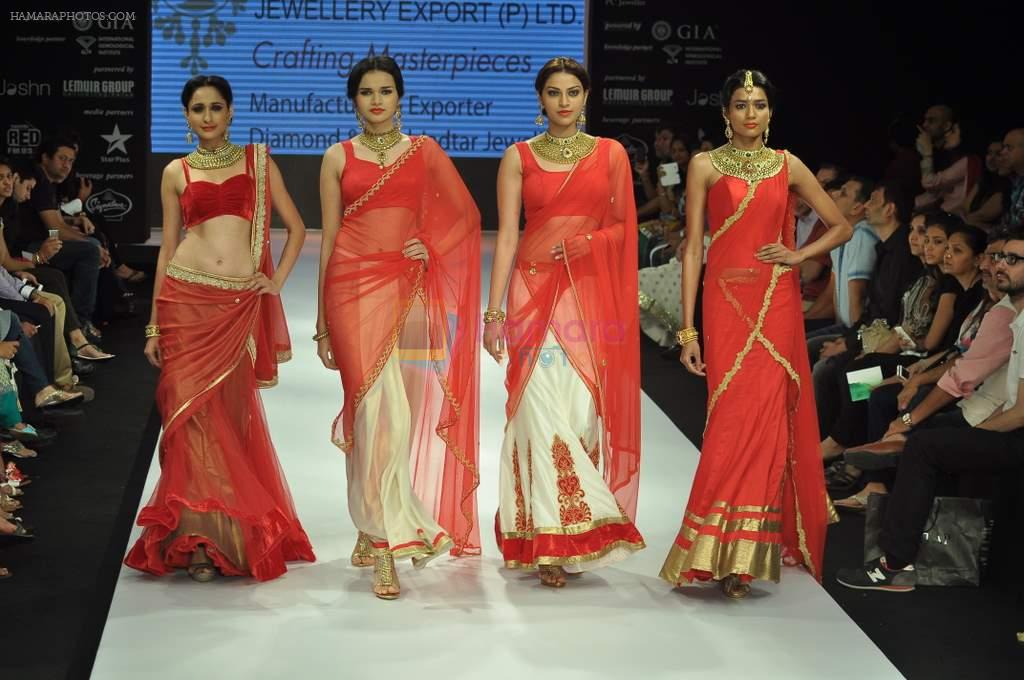 Model walks the ramp for Laxmi Jewellery Export vt Ltd Show at IIJW Day 1 on 19th Aug 2012