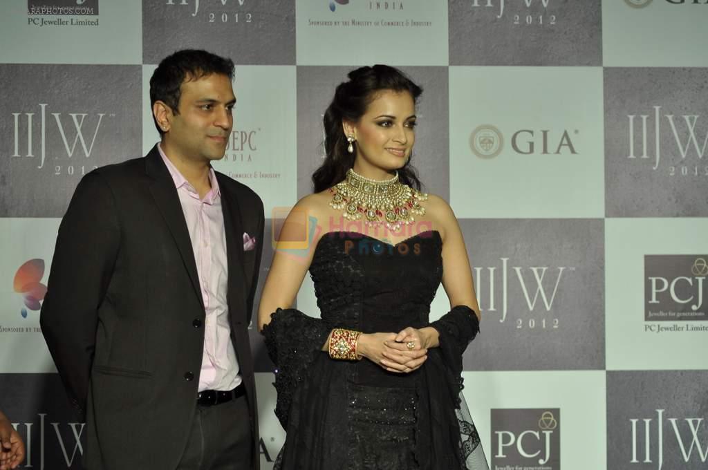 Dia Mirza walks the ramp for Vijay Golecha Jewels Show at IIJW Day 2 on 20th Aug 2012