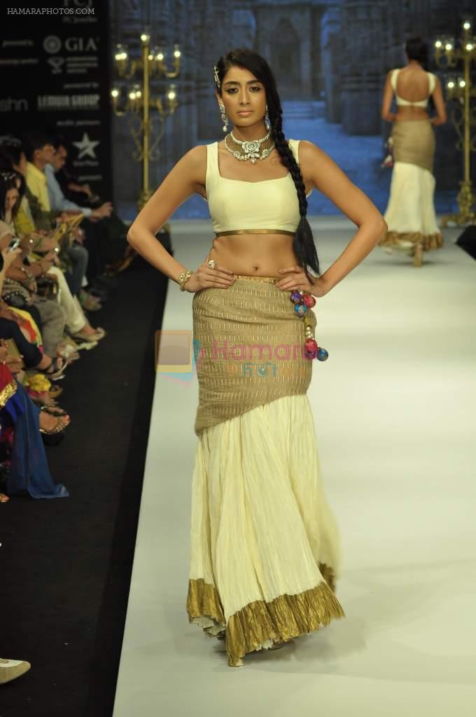 Model walks the ramp for Dipti Amisha Jewels Show at IIJW Day 2 on 20th Aug 2012