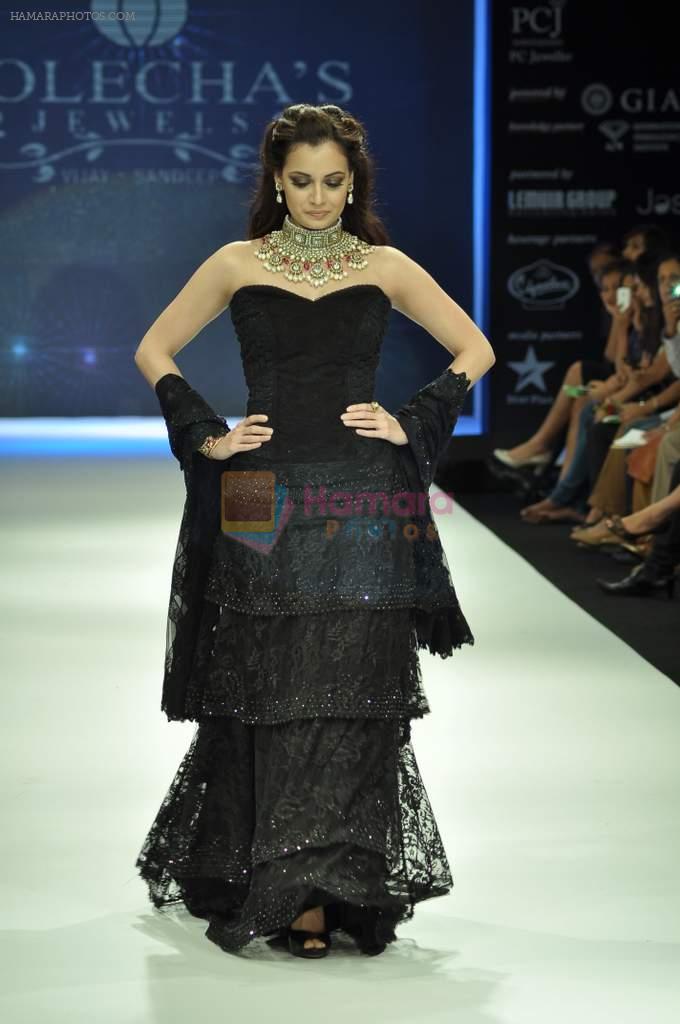Dia Mirza walks the ramp for Vijay Golecha Jewels Show at IIJW Day 2 on 20th Aug 2012