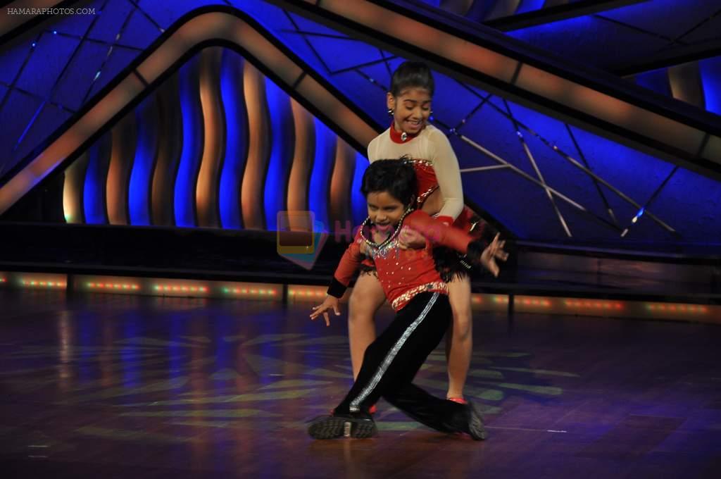 on the sets of ZEE Lil Masters in Famous on 20th Aug 2012