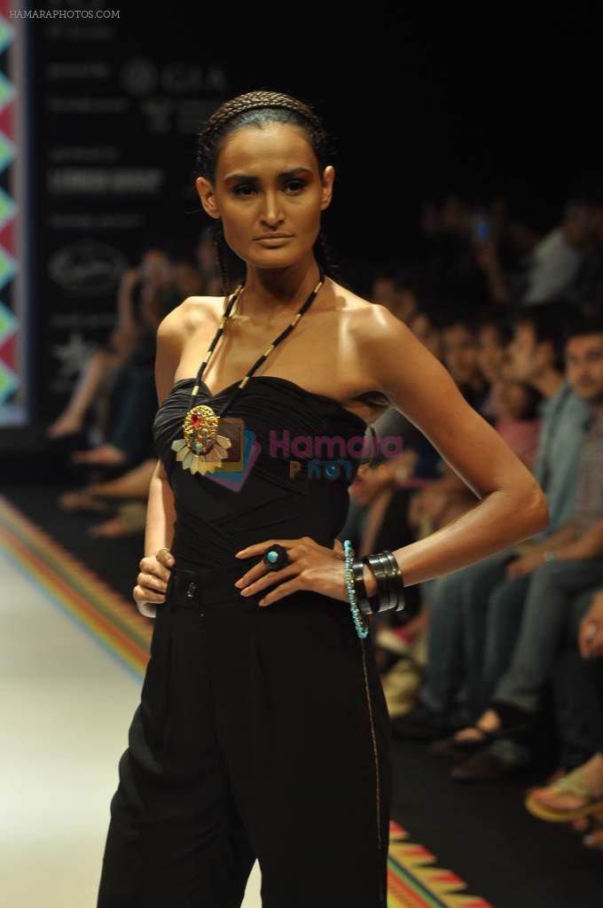 Model walks the ramp for Tanvi Garg Jewels Show at IIJW Day 2 on 20th Aug 2012