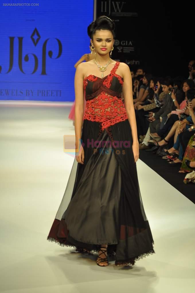 Model walks the ramp for preeti Jewels Show at IIJW Day 2 on 20th Aug 2012