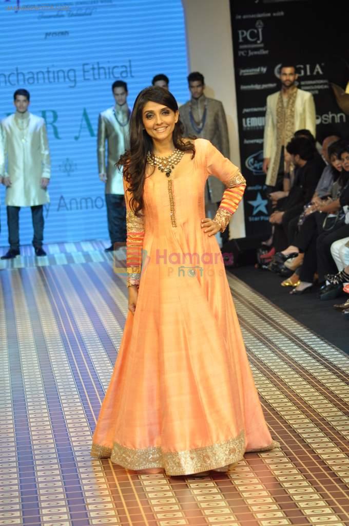 Model walks the ramp for Anmol Jewels Show at IIJW Day 2 on 20th Aug 2012