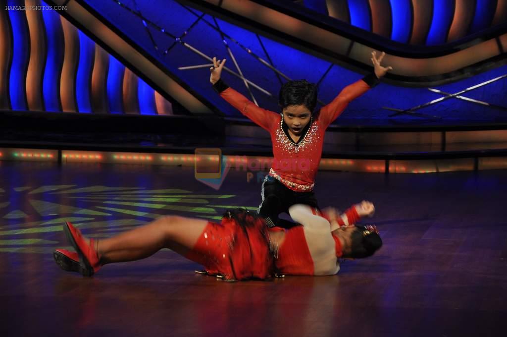 on the sets of ZEE Lil Masters in Famous on 20th Aug 2012
