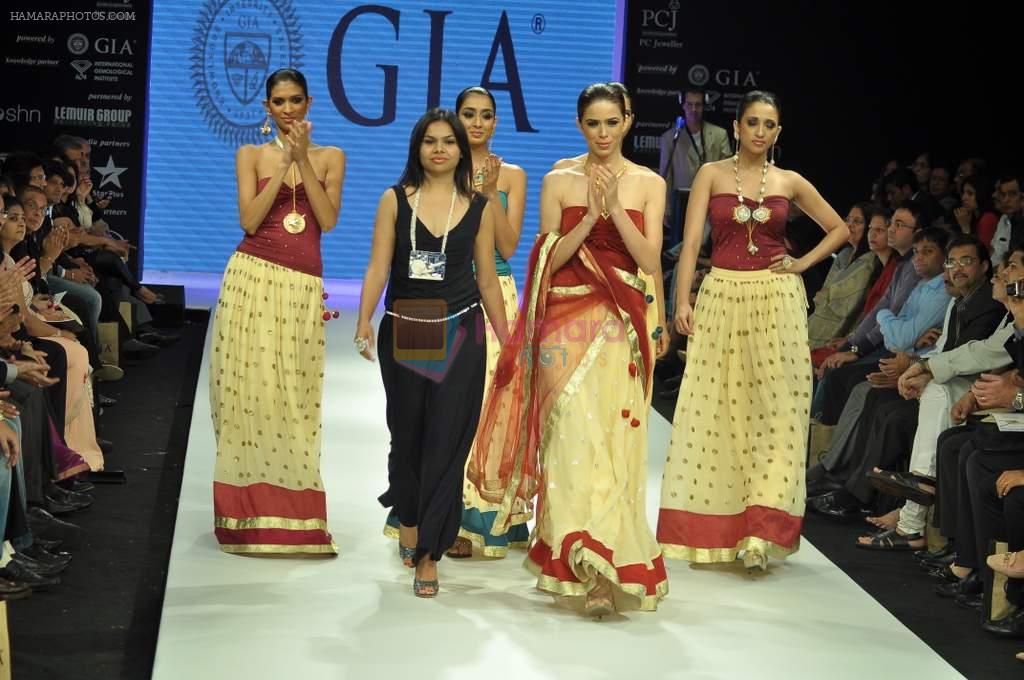 Model walks the ramp for Gia Jewels Show at IIJW Day 2 on 20th Aug 2012